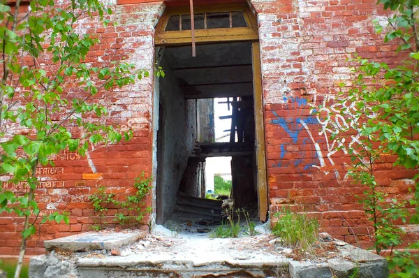 Old Ruined Red Brick House — Stock Photo, Image