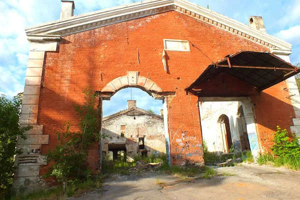 Altes Zerstörtes Rotes Backsteinhaus — Stockfoto