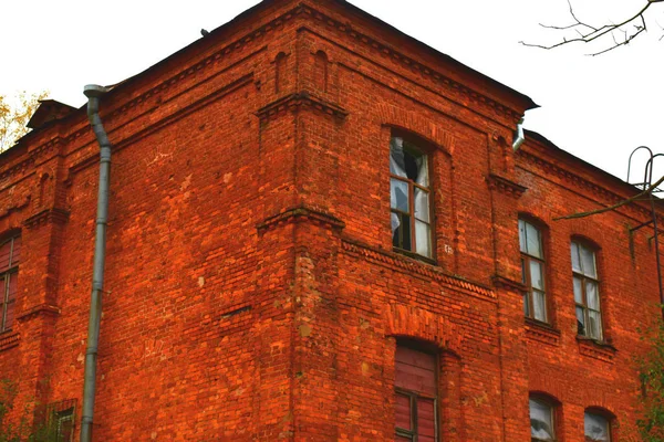 kırmızı tuğla duvarın arka