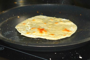 ahşap bir oklava ile hamur yayıyoruz