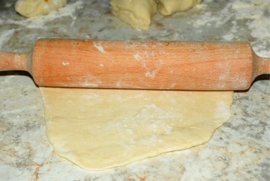 ahşap bir oklava ile hamur yayıyoruz