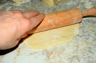 ahşap bir oklava ile hamur yayıyoruz