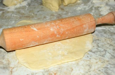 ahşap bir oklava ile hamur yayıyoruz