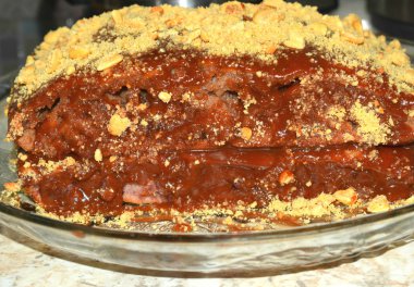 Çikolatalı kek ile fındık serpilir