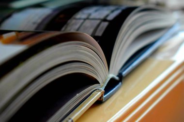 Tahta masanın üzerinde açık bir kitap
