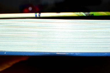 Tahta masanın üzerinde açık bir kitap