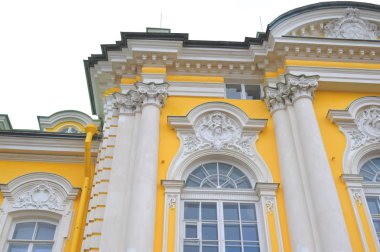 Bir binanın ön cephesi