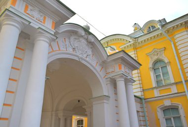 Bir binanın ön cephesi