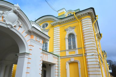 Bir binanın ön cephesi