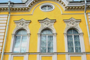 Bir binanın ön cephesi