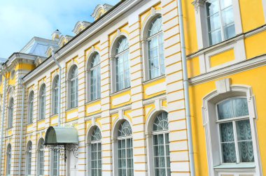 Bir binanın ön cephesi