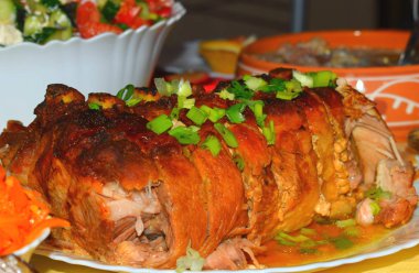 Tabakta pişmiş et.