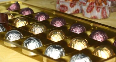 parlak folyo çikolata şekerler