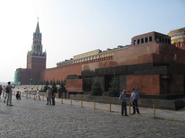  Moskova meydanındaki turistler