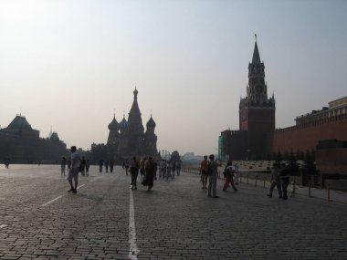  Moskova meydanındaki turistler