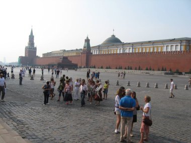  Moskova meydanındaki turistler