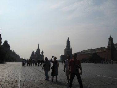  Moskova meydanındaki turistler