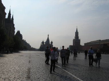  Moskova meydanındaki turistler