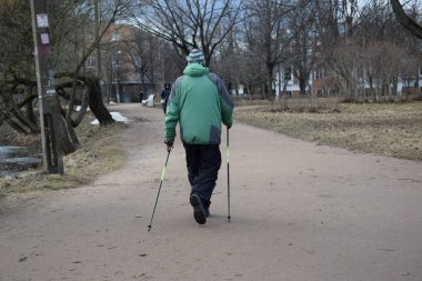 Parkta yürüyüş, dinlenme ve yürüyüş yeri.