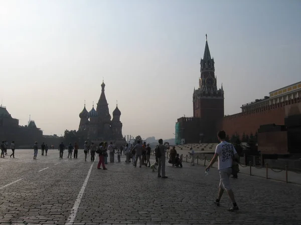 Moskova meydanındaki turistler
