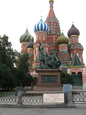 Kilisenin ön cephesinden parçalar.