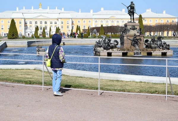 Ludzie Spacerujący Parku — Zdjęcie stockowe