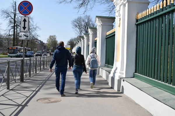 Lidé Procházející Parku — Stock fotografie