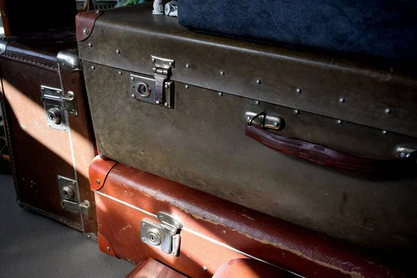 旧手提箱 用于运输物品和旅行 — 图库照片