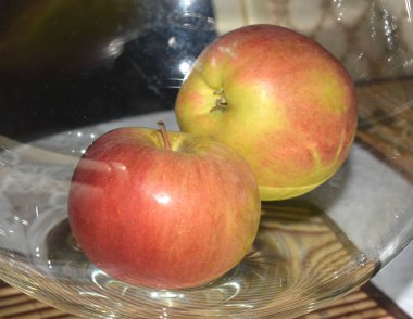 Elmalar cam bir kabın içinde