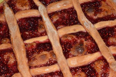 Ahududu reçelli fırında turta