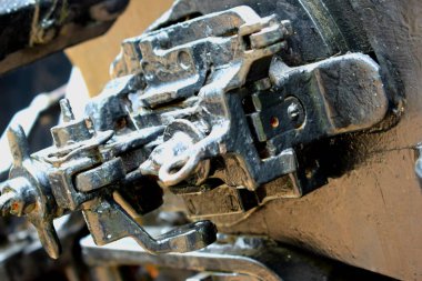 Eski bir buhar lokomotifinin metal parçaları