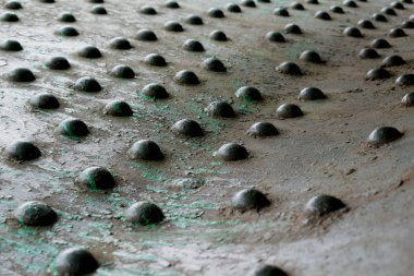 sac üzerinde perçinler