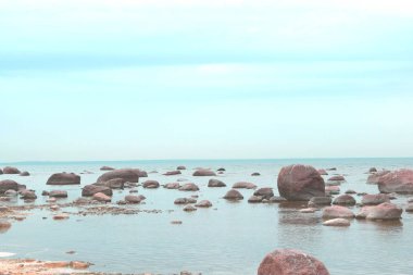 kayalar ve deniz manzarası