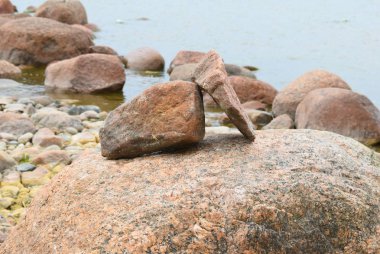 sahilde taşlar yığılmış piramit