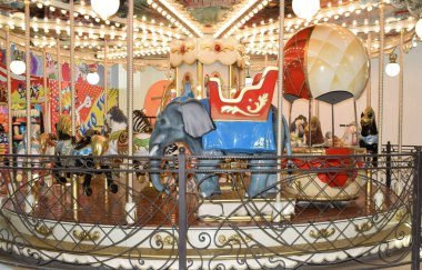 Atlıkarınca, parkta çocuk eğlencesi.