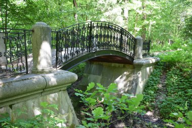 kanal boyunca Park köprü