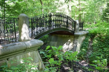 kanal boyunca Park köprü