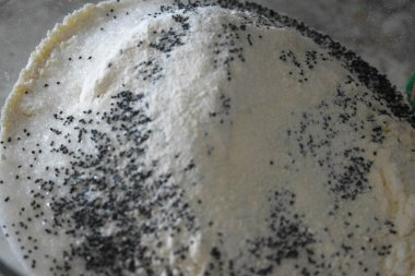 çırpma teli ile bir kapta çırpma yumurta