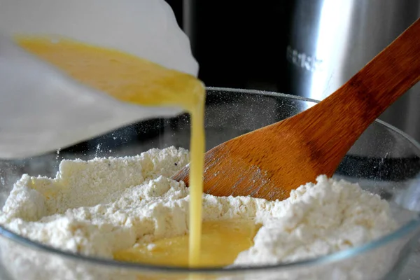 Teig Für Den Kuchen Kneten — Stockfoto