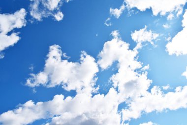 Beyaz bulutlu mavi gökyüzü