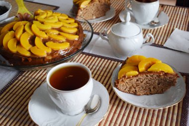 Bir fincan çay ve bir parça kek ile kahvaltı