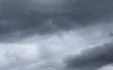 Fırtına bulutlarıyla dramatik gökyüzü