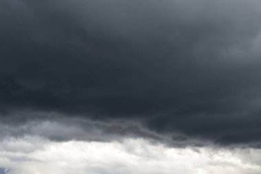 Fırtına bulutlarıyla dramatik gökyüzü