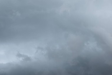 Fırtına bulutlarıyla dramatik gökyüzü