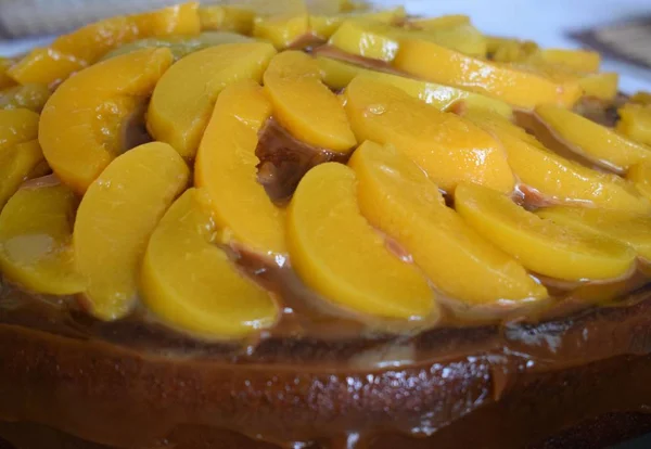 蛋糕与明亮的桃子片 — 图库照片