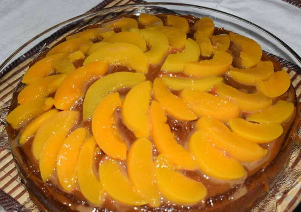 Kuchen Mit Hellen Scheiben Pfirsiche — Stockfoto