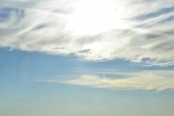 Море Блакитним Морем Хмарами — стокове фото