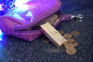 Cüzdanındaki altın külçeleri ve paraları.