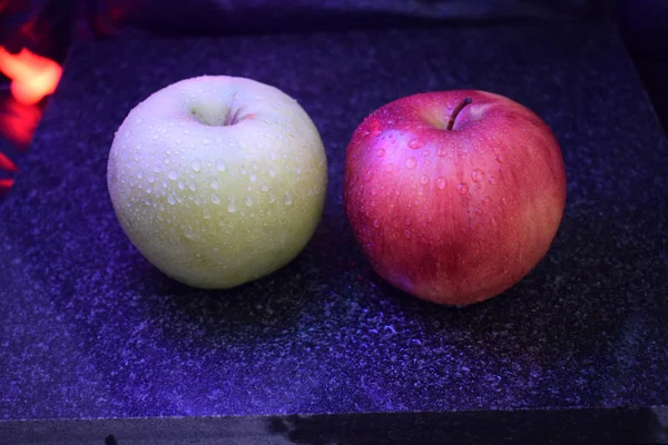 Manzanas Sobre Una Mesa Madera —  Fotos de Stock