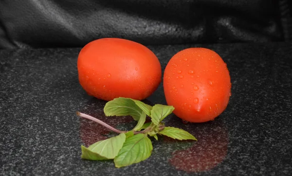 Tomates Rojos Albahaca Sobre Mesa —  Fotos de Stock